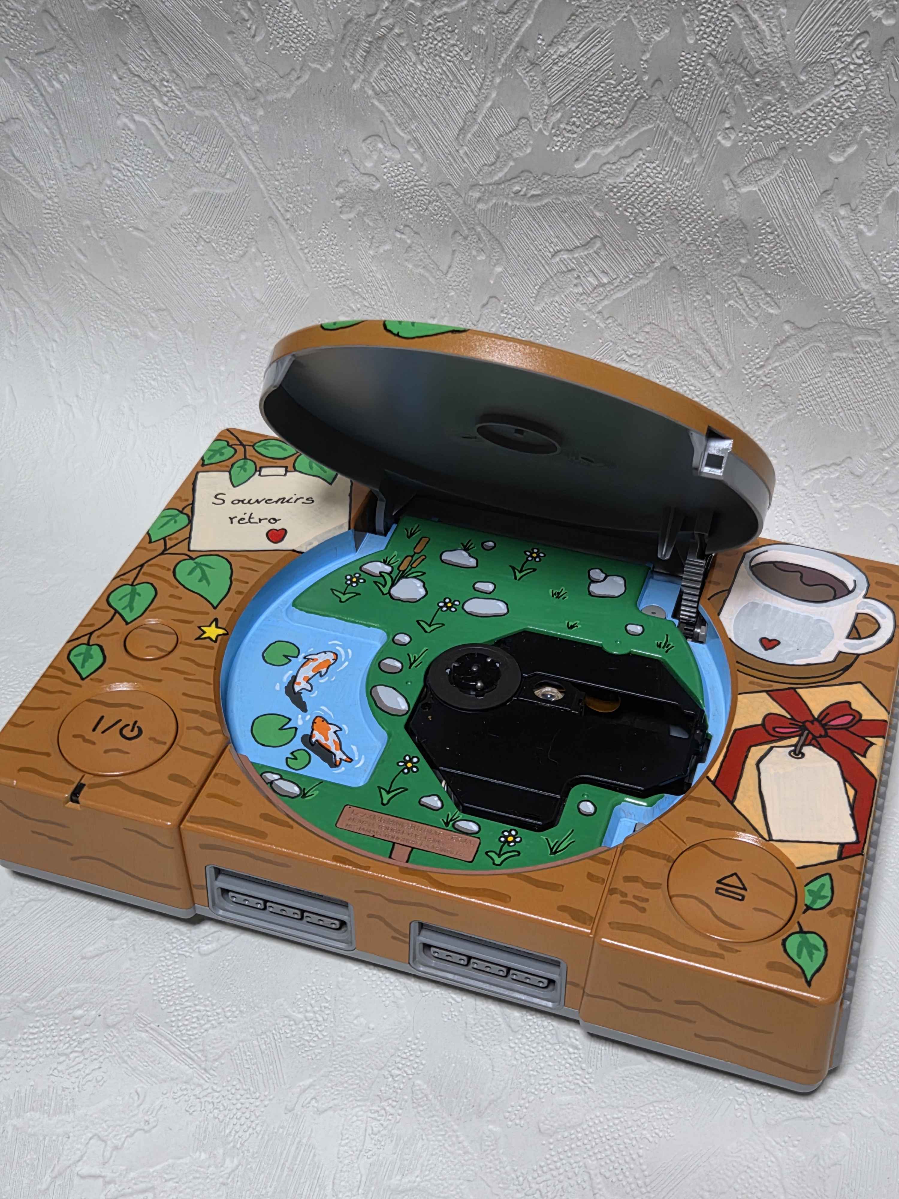 Console ouverte montrant le jardin peint autour du lecteur